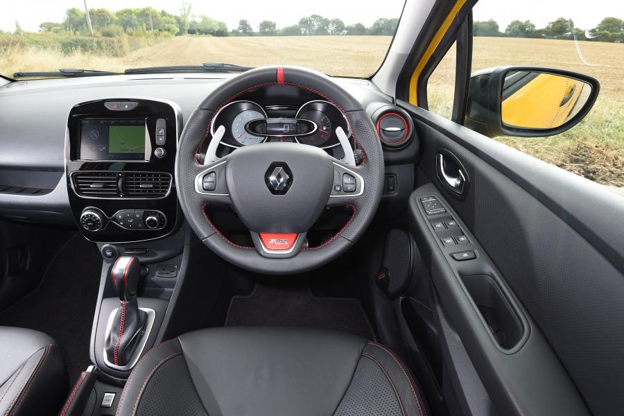 Интерьер Renault Clio R.S. 220 Trophy 2016 года  (UK) (фото 8 из 30)